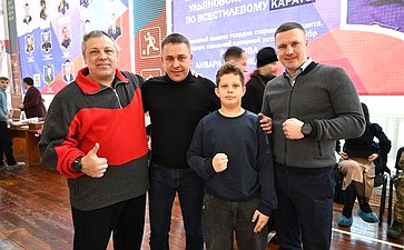 Айрат Гибатдинов вручил победителям спортивную экипировку и поздравил их с победой