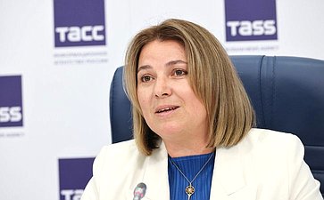 Инна Святенко приняла участие в пресс-конференции, посвященной запуску образовательной программы Академии развития гражданского общества «Добрино» для семей участников специальной военной операции (фото ТАСС)