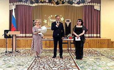 Николай Владимиров вручил аттестаты и медали выпускникам школы № 31 города Чебоксары