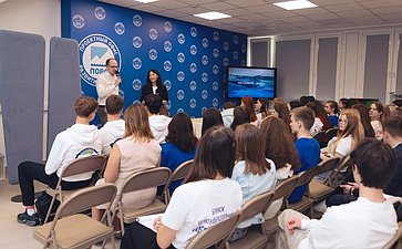 Елена Дягилева познакомила школьников из Брянской и Курской областей с арктическим регионом
