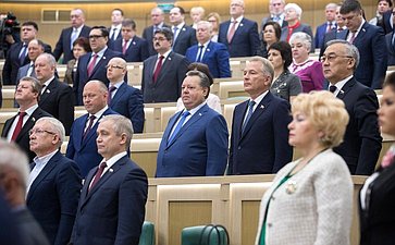 Сенаторы исполняют гимн России перед началом 409-го заседания Совета Федерации