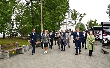 Сенаторы посетили парк в Барнауле в рамках рабочей поездки в Алтайский край