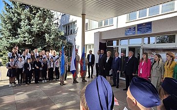 Ольга Бас приняла участие в открытии мемориальной доски, посвященной выпускнику школы № 13 Луганска, дважды Герою Советского Союза А. Молодчему