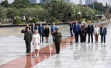 В ходе визита в Джакарту члены российской парламентской делегации во главе с Председателем СФ Валентиной Матвиенко приняли участие в возложении венка к Монументу национальным героям Индонезии