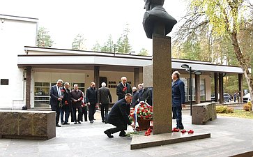 Сенаторы возложили цветы к памятнику испытателям отечественного ядерного оружия