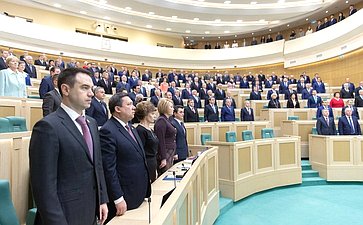 Сенаторы исполняют гимн РФ перед началом 449-го заседания Совета Федерации