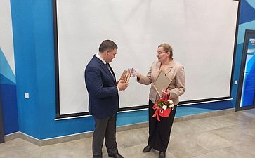 Сергей Перминов вручил награды Совета Федерации, которыми за выдающиеся заслуги отмечены жители Ленинградской области
