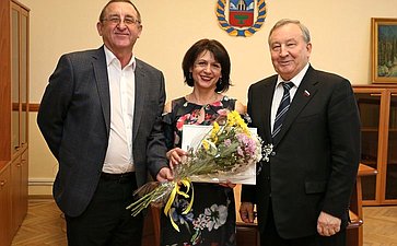 Александр Карлин вручил награды Совета Федерации представителям Алтайского края за значительный вклад в развитие экономики и социальной сферы региона