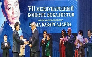 Баир Жамсуев вручил специальную премию дипломанту Международного конкурса «Мужские голоса»