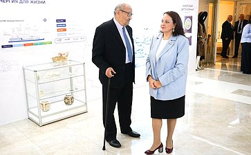 Валентина Матвиенко и Владислав Кузнецов осмотрели выставку, развернутую в Совете Федерации, которая посвящена истории, современности и перспективам развития Чукотского автономного округа