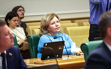 Сенаторы приняли участие в сдаче пробного Единого государственного экзамена