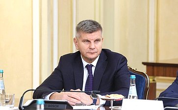 Геннадий Голов