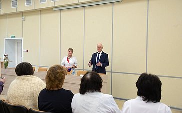 Владимир Киселев в ходе поездки в регион посетил Областную детскую клиническую больницу и провел встречу с коллективом учреждения