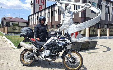 Эдуард Исаков проехал по Северному Кавказу на мотоцикле, чтобы посетить памятники воинов, подпольщиков и партизан, сражавшихся за Кубань и Кавказ в 1942–1943 годы