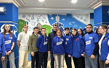 Эдуард Исаков преддверии дня Народного единства встретился в Ханты-Мансийске с молодогвардейцами и ребятами из молодежного парламента