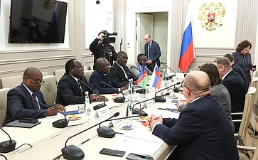 Встреча первого заместителя председателя Комитета СФ по бюджету и финансовым рынкам Николая Любимова с делегацией Национального совета Республики Намибии