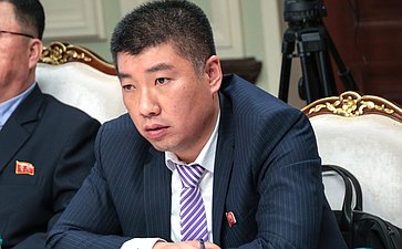 Встреча первого заместителя председателя Комитета СФ по международным делам Владимира Джабарова с руководителем группы содействия развитию корейско-российской дружбы в Верховном народном собрании КНДР Ли Чхолем