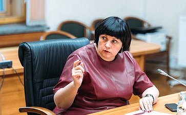 Еена Афанасьева провела в Государственной Думе «круглый стол», посвящённый вопросам, связанным с ролью женщин в современном мире