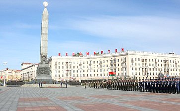 Сенаторы приняли участие в возложении цветов к Монументу Победы (фото: Пресс-служба Совета Республики Национального собрания Беларуси)