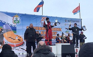 В. Тюльпанов наградил победителей кросса снегоходов на Кубок Чилингарова