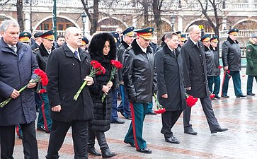 Валентина Матвиенко приняла участие в церемонии возложения венка и цветов к Могиле Неизвестного Солдата