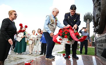 Возложение цветов делегации общества «Жители блокадного Ленинграда» к монументу «Ленинградский фронт» в Парке Победы