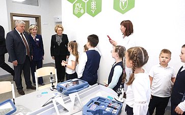 В рамках работы Х Парламентского форума «Историко-культурное наследие России» в Великом Новгороде Валентина Матвиенко посетила детскую общеобразовательную школу имени Г.Р. Державина и Дом музыки имени С.В. Рахманинова
