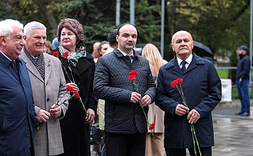 Сенаторы РФ возложили цветы к мемориалу Воину-освободителю в парке им. Ленинского комсомола в Махачкале (фото пресс-служба Министерства экономики и территориального развития Республики Дагестан)