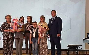 Оксана Хлякина провели торжественную церемонию награждения многодетной приемной семьи Кузяковыхорганизацию семейного отдыха