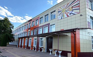Сергей Горняков принял участие в торжественной линейке средней школы имени И.В. Мушкетова, обновленной после капитального ремонта