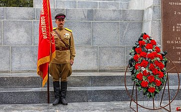Церемония возложения цветов к обелиску Славы на Сапун-горе