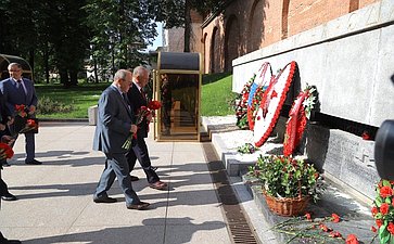 В рамках визита в Великий Новгород парламентарии возложили цветы к мемориалу «Огонь Вечной славы» в Новгородском кремле