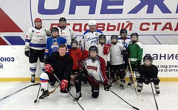 Юрий Воробьев принял участие в тренировочном занятии юных хоккеистов