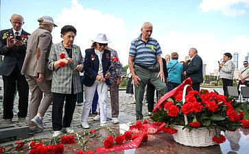 Возложение цветов делегации общества «Жители блокадного Ленинграда» к монументу «Ленинградский фронт» в Парке Победы