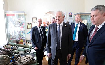 В рамках выездного заседания Комитета СФ по обороне и безопасности сенаторы посетили Екатеринбургское суворовское военное училище)
