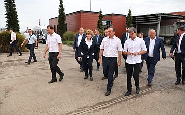 Алексей Кондратенко побывал на одном из крупнейших предприятий – агрофирме «Южной» в Таманском сельском поселении и принял участие в совещании, посвященном развитию виноградарства и виноделия как ключевой отрасли для экономики Краснодарского края