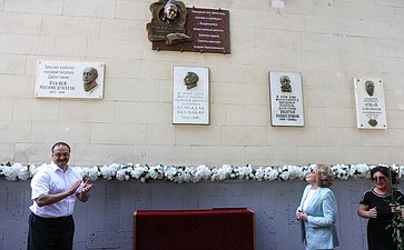 Открытие мемориальной доски и возложение цветов к памятнику Фазу Алиевой