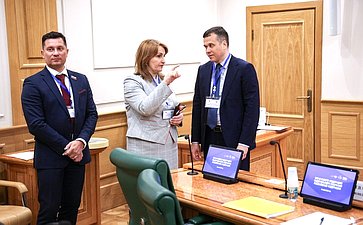 Сенаторы приняли участие в сдаче пробного Единого государственного экзамена