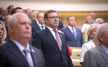 Сенаторы слушают гимн России перед началом 460-го заседания Совета Федерации