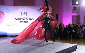 Модное шоу российских дизайнеров. III международный форум «Содружество моды»