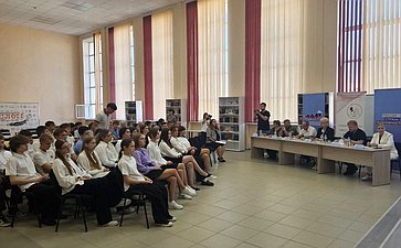 Ольга Бас в ходе поездки в регион приняла участие во встрече со старшеклассниками, где представители проекта «Россия ‒ страна возможностей» подготовили обсуждение на тему «Беслан: никогда снова»
