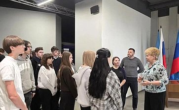 Ольга Бас в ходе поездки в регион посетила выставку «150 артистов. Союз театральных деятелей»