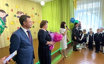 Виктор Новожилов поздравил учеников Вельской школы номер три с Днем знаний