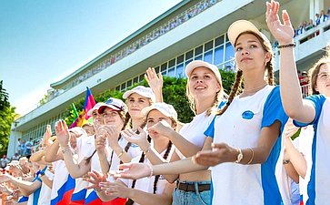 Артем Малащенков поздравил ребят и вожатых с 65-летием «Орлёнка»