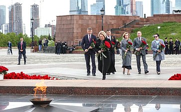 Председатель Совета Федерации Валентина Матвиенко приняла участие в торжественной церемонии возложения цветов к Вечному огню в Парке Победы на Поклонной горе в Москве
