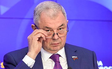 В пресс-центре медиагруппы «Россия сегодня» состоялась пресс-конференция председателя Комитета СФ по бюджету и финансовым рынкам Анатолия Артамонова, на которой подведены итоги работы Комитета в весеннюю сессию