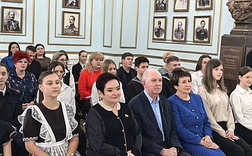 Екатерина Алтабаева совместно с представителем в СФ от законодательного органа государственной власти Севастополя Ларисой Мельник вручили награды севастопольским школьникам