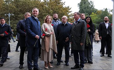 Сенаторы РФ возложили цветы к мемориалу Воину-освободителю в парке им. Ленинского комсомола в Махачкале (фото пресс-служба Министерства экономики и территориального развития Республики Дагестан)