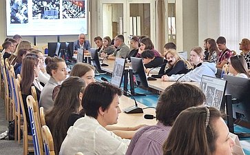 Ольга Бас в ходе поездки в регион приняла участие в круглом столе на тему «Формирование исторической памяти как основы патриотического воспитания личности»