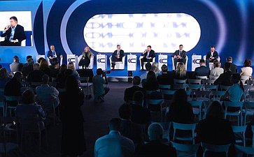 Николай Журавлёв принял участие в работе X Форума «Финополис»